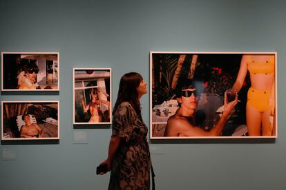 Un visitante recorre la parte de la exposición 'Paul McCartney Photographs 1963-64: Eyes of the Storm' en las que se muestran las fotos de los Beatles en Miami.