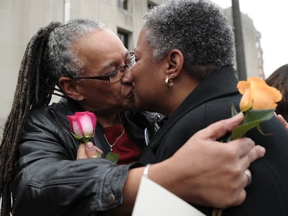 Darlene Garner y su pareja desde hace 14 años, Candy Holmes, tras solicitar su unión en el Tribunal Superior de Washington.