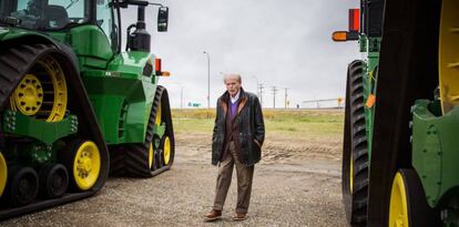 Jim Pattison m uma concessionária de sua empresa em Moosomin.