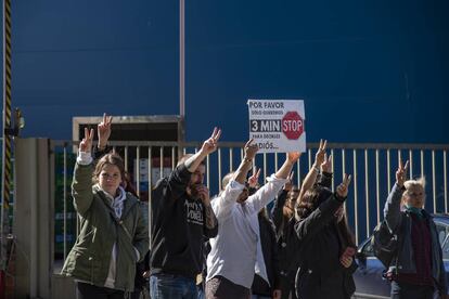 Un grupo de activistas pide a los camiones que paren antes de entrar al matadero de Getafe.