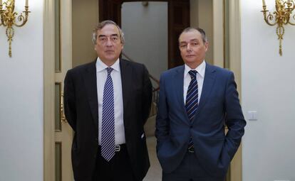 El presidente de la CEOE, Juan Rosell (a la izquierda), con el presidente de la CEV, Salvador Navarro.