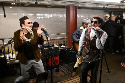 El presentador Jimmy Fallon y Bad Bunny actuando en el metro de Nueva York en enero de 2025 dentro del programa 'The Tonight Show Starring Jimmy Fallon'.