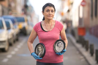 Elena Varela sostiene la foto de su padre que falleció por la covid-19 en Madrid, procedente de una residencia.  En la otra foto, su madre, que aún vive. SANTI BURGOS