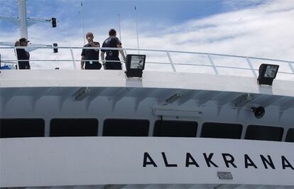 Guardias de seguridad privada en la cubierta del Alakrana.