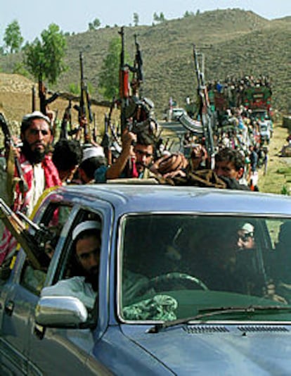 Grupos de paquistaníes armados se dirigen hacia la frontera con Afganistán.
