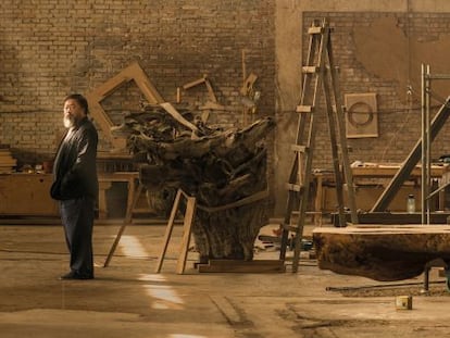 Imagen de Ai Weiwei en su estudio de Pekín expuesta en la retrospectiva dedicada al artista chino en la Royal Academy of Art, en Londres.