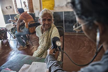 La doctora Nirupama Navamani toma la tensión de Rahmina Devi, una de las muchas mujeres que ha descubierto que padece diabetes de tipo 2 gracias a los chequeos que hace Smile.