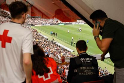 Efectivos sanitarios y de la policía local, en la sala UCO de Mestalla.