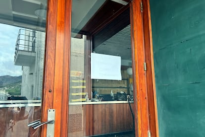 Uno de los locales afectados, con un cartel que informa del cierre temporal.