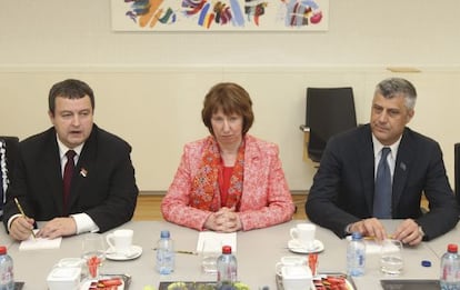 El primer ministro serbio, Ivica Dacic, la jefa de la diplomacia europea, Catherine Ashton, y el primer ministro kosovar, Hashim Tha&ccedil;i, en Bruselas.