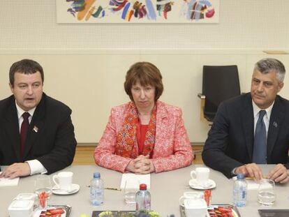El primer ministro serbio, Ivica Dacic, la jefa de la diplomacia europea, Catherine Ashton, y el primer ministro kosovar, Hashim Tha&ccedil;i, en Bruselas.