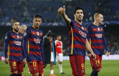 Els jugadors del Bar&ccedil;a celebren el triomf.