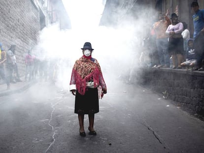 Una mujer usa una máscara para protegerse del gas, durante una de las protestas en Ecuador.