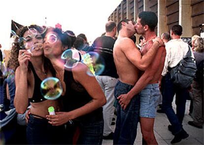 Centenares de personas participaron ayer en el Barcelona Gay Festival.