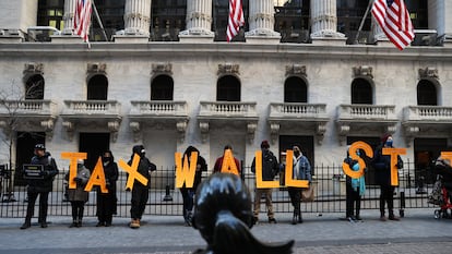 Manifestantes protestam em frente à Bolsa de Nova York contra a decisão de suspender a compra de ações da GameStop, no final de dezembro.