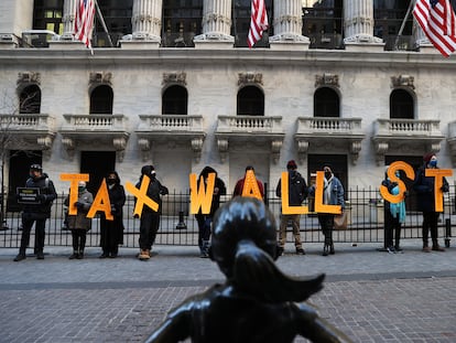 Manifestantes protestam em frente à Bolsa de Nova York contra a decisão de suspender a compra de ações da GameStop, no final de dezembro.