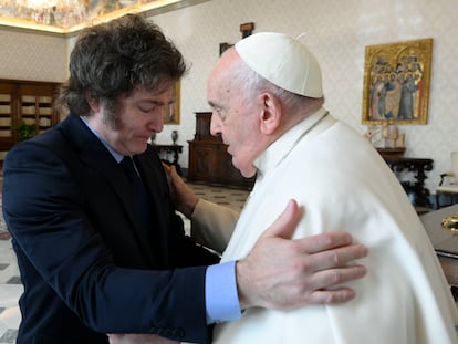 El presidente argentino, Javier Milei, saluda al papa Francisco en el Vaticano, este lunes.