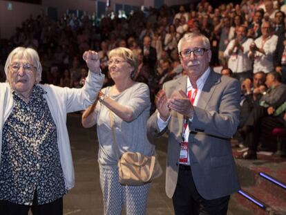 El secretario general de CCOO, Ignacio Fernández Toxo, junto a la viuda de Marcelino Camacho, Josefina Samper Rojas (con los brazos en alto) y una de sus hijas, durante la inauguración del XI Congreso Confederal de CCOO.