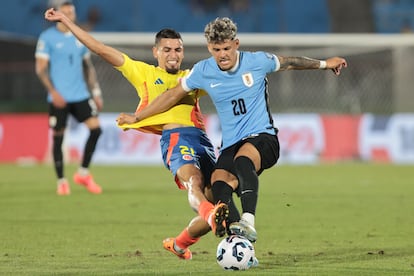 Maximiliano Araújo, de Uruguay, disputa un balón con Daniel Muñoz, de Colombia, este viernes en un partido de las eliminatorias sudamericanas en el estadio Centenario, en Montevideo.