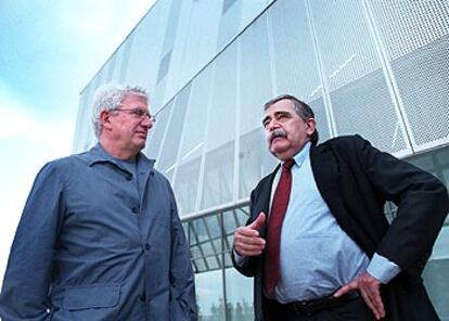 Eugenio Trías (a la derecha) e Isidoro Reguera, fotografiados en Barcelona.