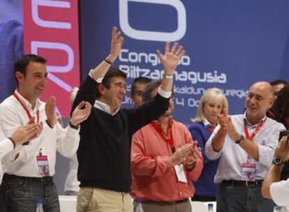 López agradece los aplausos recibidos ayer, día de su 50º cumpleaños, en la clausura del Congreso.