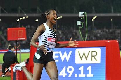 Faith Kipyegon, tras atravesar la línea de meta batir el récord del mundo.