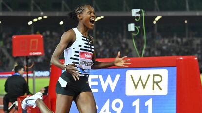 Faith Kipyegon, tras atravesar la línea de meta batir el récord del mundo.