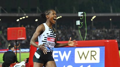 Faith Kipyegon, tras atravesar la línea de meta batir el récord del mundo.