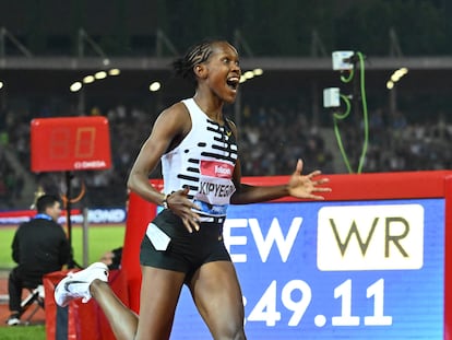 Faith Kipyegon, tras atravesar la línea de meta batir el récord del mundo.