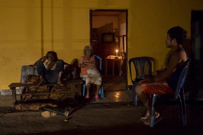 Varias personas en las calles de Mocoa, en el Departamento del Putumayo (Colombia), el 4 de abril de 2017. El municipio continúa sin agua y sin electricidad tras la avalancha de barro causado por las fuertes lluvias.