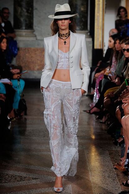 Pantalón y bustier de encaje de Emilio Pucci.