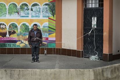 Esta foto simboliza la represión y el conflicto entre comunidades. Este hombre fue detenido porque, presuntamente, había intentado matar a alguien de los que están en contra de la hidroeléctrica. Lo llevan ante el juez, que decide meterlo en el calabozo. Cuando la policía se lo va a llevar, llegan 200 vecinos y dicen que lo van a ajusticiar ellos. Lo conducen atado a un auditorio y se le hace un juicio público. Rápidamente se llena el patio de butacas y al minuto empiezan a aparecer niños vendiendo helados, cacahuetes, bocatas… Entonces los hombres lo rodean y empiezan a meterle presión y a gritarle, y llega un momento en que ha muerto porque alguien de la turba lo ha acuchillado. Los líderes comunitarios no quieren una muerte porque saben que se crea un conflicto, pero la que manda es la turba. Ese día decidieron que se lo iban a llevar a la cárcel y seguía vivo cuando nos marchamos, pero yo creo que este hombre ha muerto.