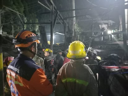 Las explosiones ocurrieron por una acumulación de gas. Se estima que al menos 17 mineros permanecen atrapados. En la imagen, los equipos de emergencia trabajan en el rescate de los mineros atrapados.