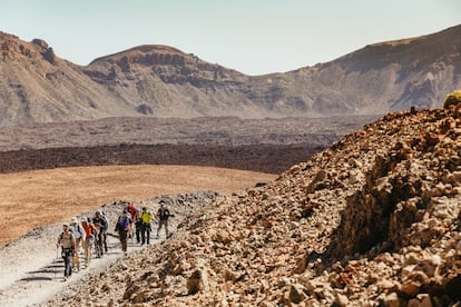 La excursión al Pico Teide comienza a las tres de la tarde y concluye al día siguiente a mediodía. Arranca en Montaña Blanca, una acumulación de piedra pómez en su máxima expresión. Le han salido pecas marrones, que son las rocas redondas de varias toneladas de peso que fueron lanzadas por la erupción como bombazos. La gente de la isla, sencilla y directa, las llama “los huevos del Teide”.