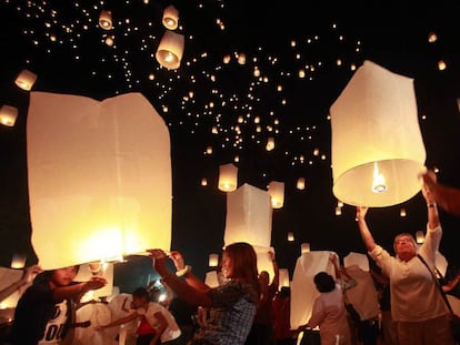 Lanzamiento de linternas de papel en honor de los muertos en el <i>tsunami</i> de 2004, en un acto celebrado ayer en la isla de Phuket (Tailandia).