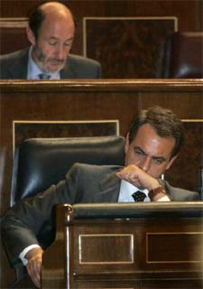 Zapatero, durante el debate. Al fondo, Pérez Rubalcaba.