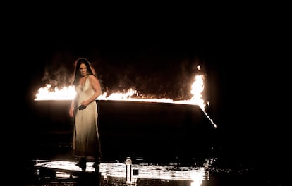 Agua y fuego como fuerzas contrapuestas en el montaje de 'El castillo de Barba Azul', de Romeo Castellucci, protagonizado por la soprano Ausřinė Stundytė como Judith.