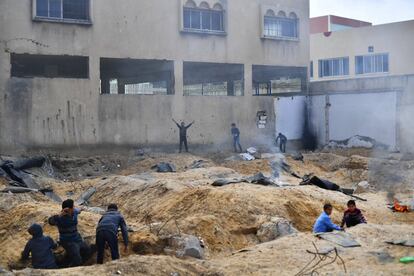 Un grupo de niños palestinos se entretienen jugando a 'árabes y judíos' a las afueras de una escuela, el 20 de febrero de 2019. Los niños quemaban cartones, preparaban trincheras y se lanzaban bolas de arena.