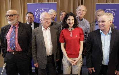 Peter Higgs (segundo de izquierda a derecha), posa con Fabiola Gianotti, vocera de Atlas; Rolf Heuer del CERN y otros científicos al término del encuentro. Higgs aseguró que le pedirá a su familia champaña para celebrar esta noche.