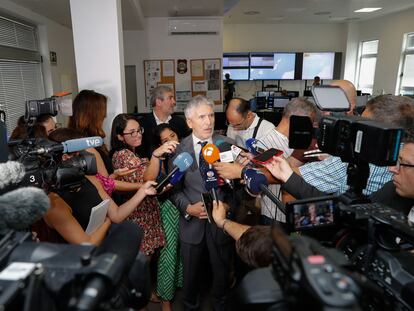 El ministro del Interior en funciones, Fernando Grande-Marlaska (en el centro de la imagen), y el presidente de Canarias, Fernando Clavijo (al fondo, a su izquierda), atendían a los medios de comunicación tras asistir este lunes en Las Palmas de Gran Canaria a una reunión de coordinación sobre la situación migratoria en las islas.