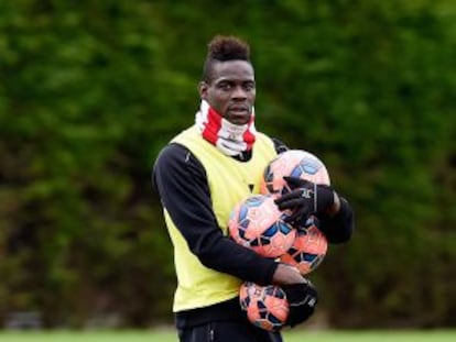 Balotelli, en un entrenamiento del Liverpool.