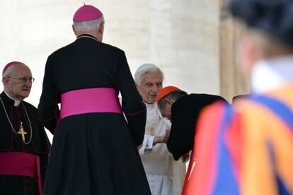 El Papa Benedicto XVI recibe a cardenales y obispos durante una audiencia en la plaza de San Pedro este miércoles.