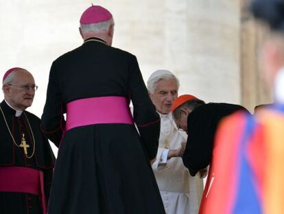 El Papa Benedicto XVI recibe a cardenales y obispos durante una audiencia en la plaza de San Pedro este mi&eacute;rcoles.
