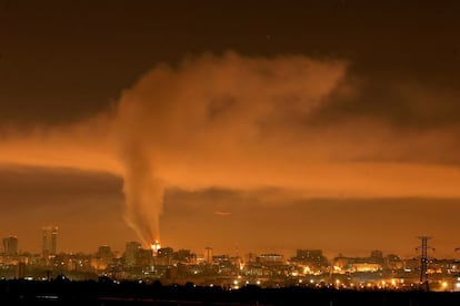 The fire broke out on the night of Saturday, February 12, 2005, creating a column of smoke that could be seen for kilometers around.