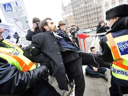 Gabo Vago, uno de los líderes de la oposición en Hungría, detenido el pasado 23 de diciembre de 2011 por efectivos de la policía en Budapest.