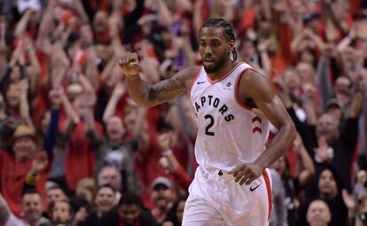 Leonard celebra una canasta en el Raptors-Bucks.