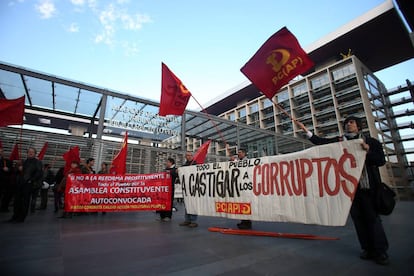Un grupo de personas se manifiesta a las afueras de la sala de audiencia donde dos políticos son juzgados por el llamado "Caso Penta"