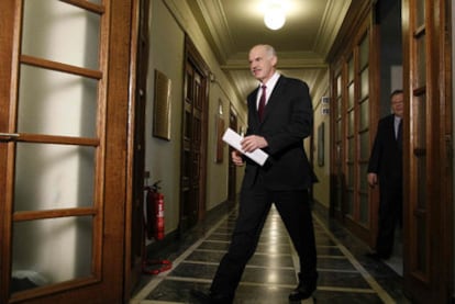 Yorgos Papandreu se dirige a la reunión del Gobierno griego, ayer por la tarde en Atenas.