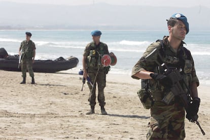 Los soldados españoles se integrarán en la FPNUL reforzada que se encargará de garantizar que se respete el alto el fuego en el área y de velar por el cumplimiento de la resolución 1701 del Consejo de Seguridad de la ONU. El contingente está formado por 76 soldados del Ejército de Tierra y por 490 de Infantería de Marina del Tercio de la Armada con base en San Fernando (Cádiz), que se trasladan con sus vehículos, armamento y material logístico.