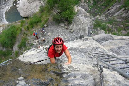 La cascada de Sorrosal, cerca del pueblo de Broto, cae por un acusado barranco que esta ferrata se encarga de ascender por el lado izquierdo del cañón, enlazando un túnel, varias escaleras metálicas, puentes de madera y las clásicas grapas. El agua salpica y refresca el recorrido hasta penetrar por una gruta que se atraviesa hasta el corazón de la cascada. Varios pasamanos y un tramo de grapas dan con la salida al Balcón de Broto, con vistas estupendas del valle. Inicio: desde Broto seguir las indicaciones hacia la cascada Sorrosal. Tiempos: hora y media, más 20 minutos de regreso. Dificultad: Media (apta para niños desde 12 años). En Broto hay empresas que alquilan material y ogrecen servicio de guías.